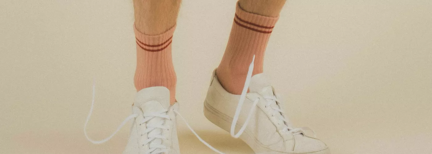 Kaos Kaki warna kulit