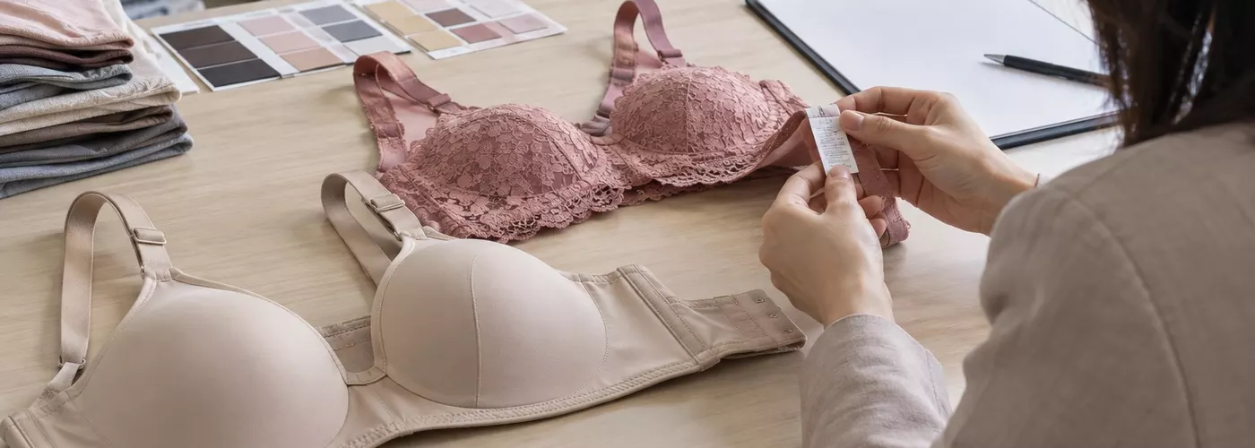 Ilustrasi pembandingan dua model bra di meja stok