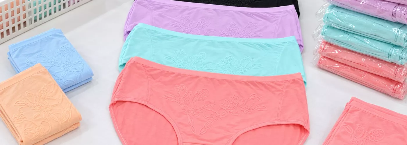 Ilustrasi celana dalam wanita warna pastel tersusun di meja stok