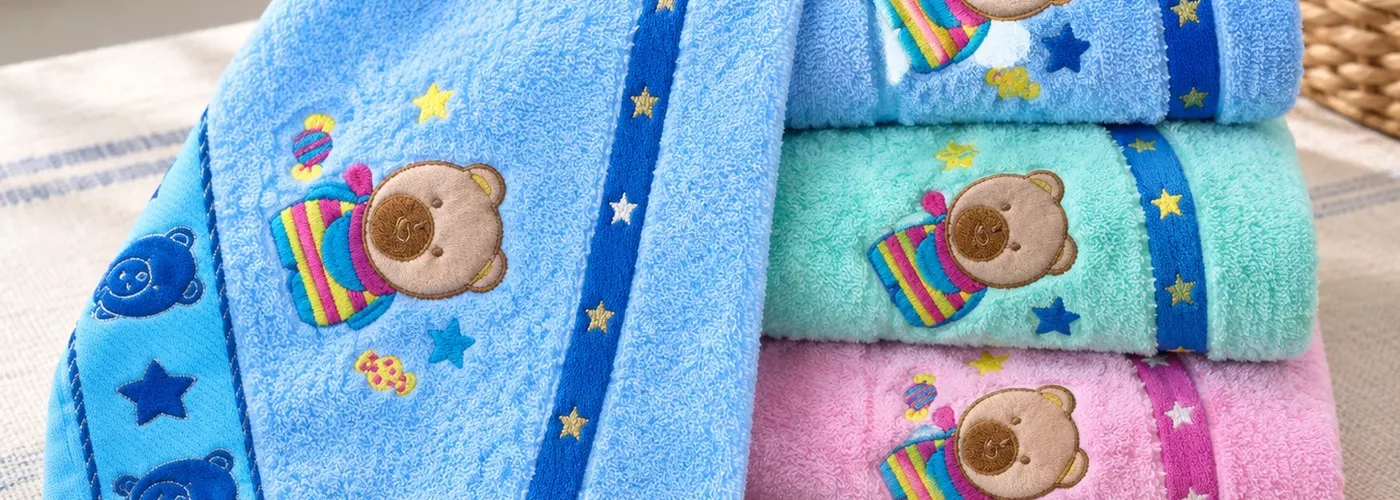 Ilustrasi handuk kecil warna biru dan merah muda bermotif beruang