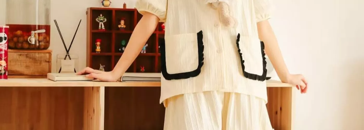 Piyama Daymeey BT 21043 dengan kerah bergaris, dua saku depan, dan celana pendek