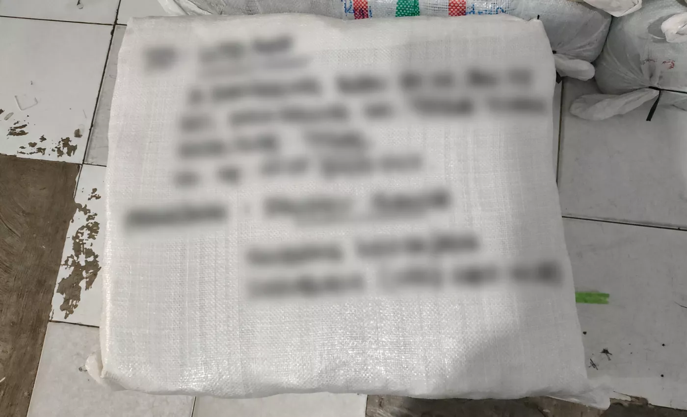 Tegal menjadi tujuan satu koli aksesori grosir seberat 16 kg