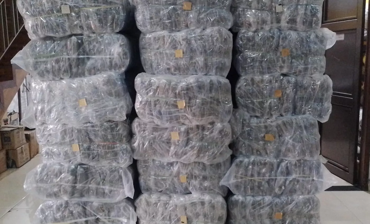Pelanggan baru di Jakarta Timur memesan 1.200 lusin sarung tangan dan kaos kaki