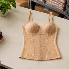 Ilustrasi torso warna krem dengan cup dan panel renda di meja stok