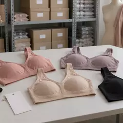 Ilustrasi pemeriksaan model bra wireless untuk stok toko