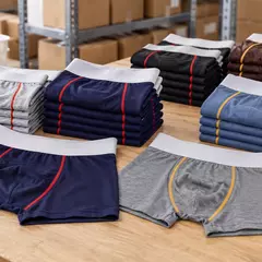 Ilustrasi penataan boxer pria menurut warna pada meja gudang