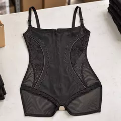 Ilustrasi longtorso hitam dengan tali bahu dan panel depan