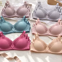 Ilustrasi bra berenda dalam beberapa warna di meja stok