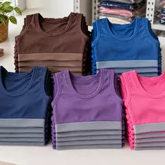 Ilustrasi miniset wanita dalam beberapa warna tersusun di meja stok
