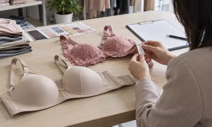 Ilustrasi pembandingan dua model bra di meja stok