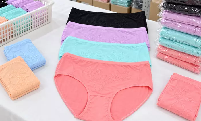 Ilustrasi celana dalam wanita warna pastel tersusun di meja stok