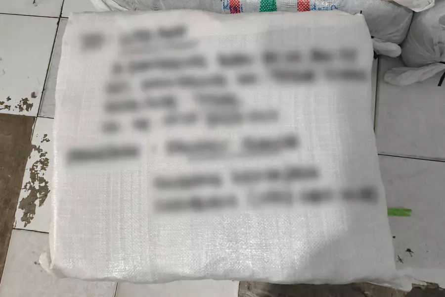 Tegal menjadi tujuan satu koli aksesori grosir seberat 16 kg