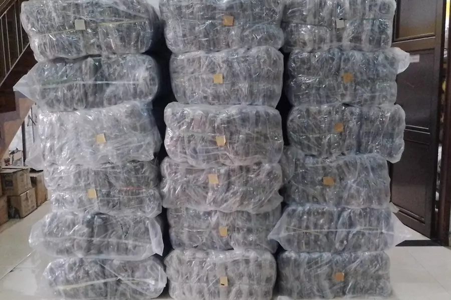 Pelanggan baru di Jakarta Timur memesan 1.200 lusin sarung tangan dan kaos kaki