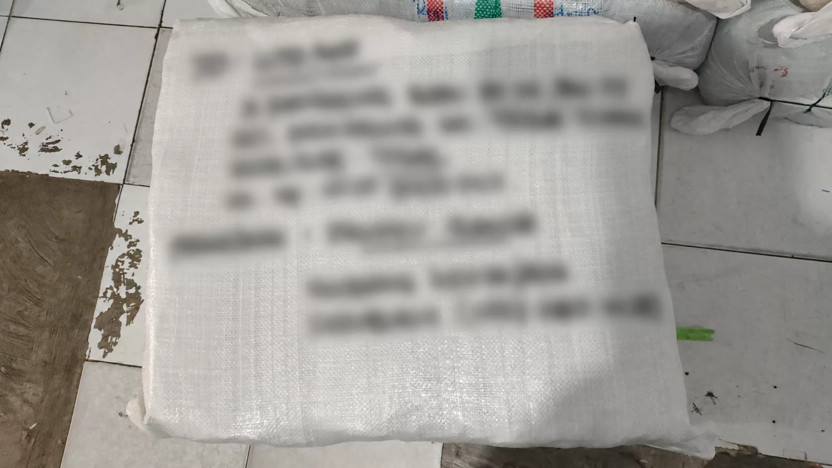 Satu koli aksesori grosir yang disiapkan untuk pengiriman ke Tegal