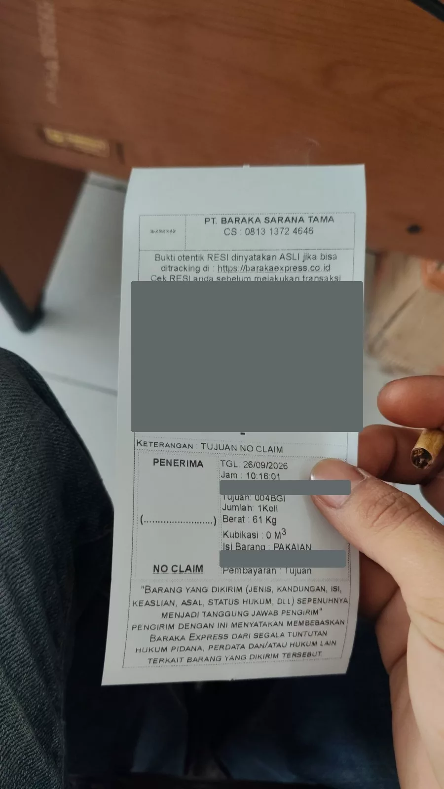 Resi pakaian 26 September 2026, satu koli 61 kg, dengan identitas disensor