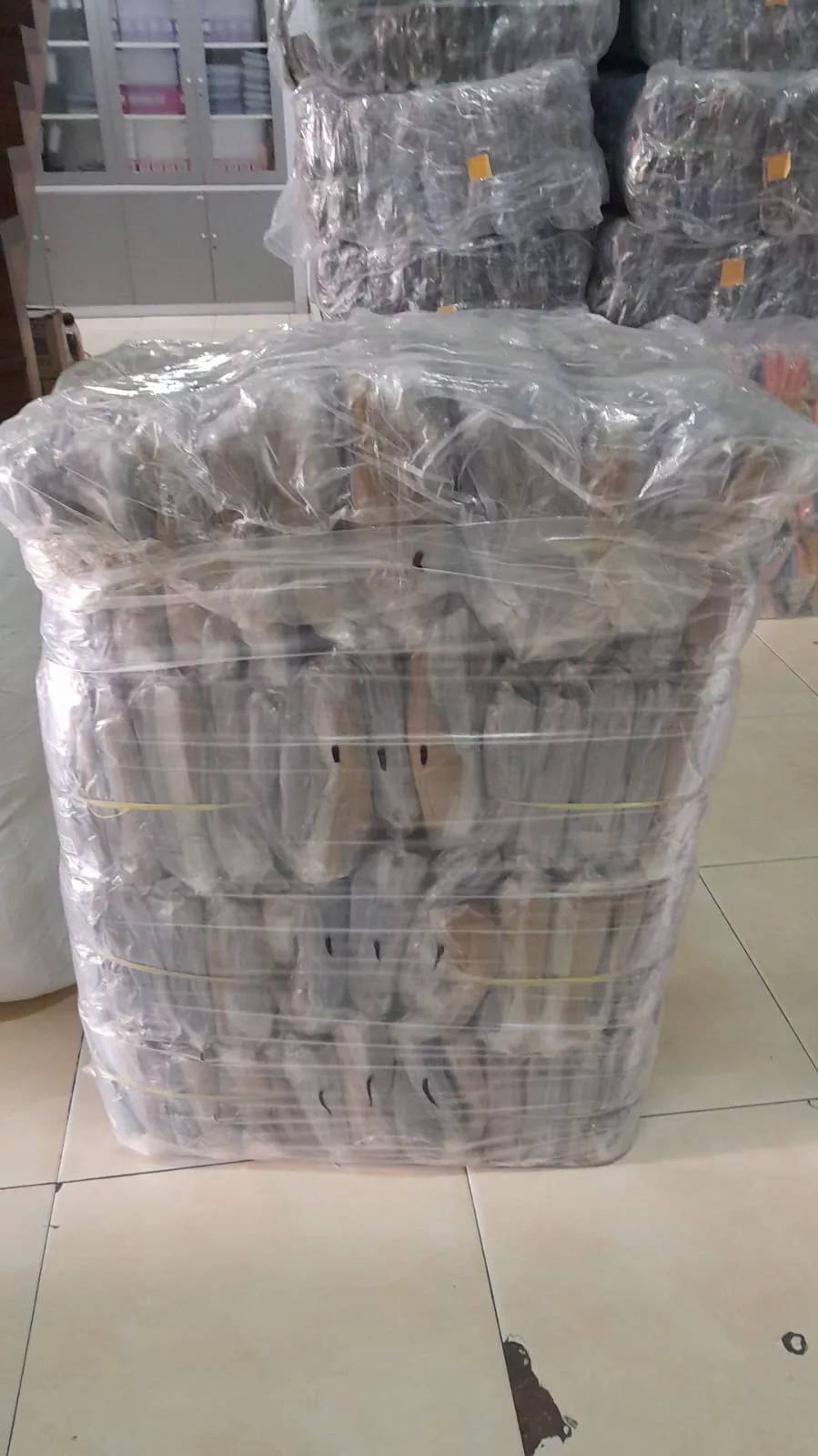 Bal barang grosir terbungkus plastik di area penyiapan