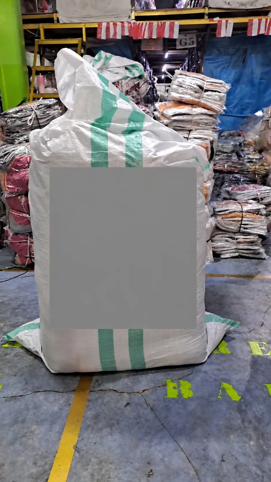 Satu bal pesanan bra grosir yang sudah ditutup di area gudang